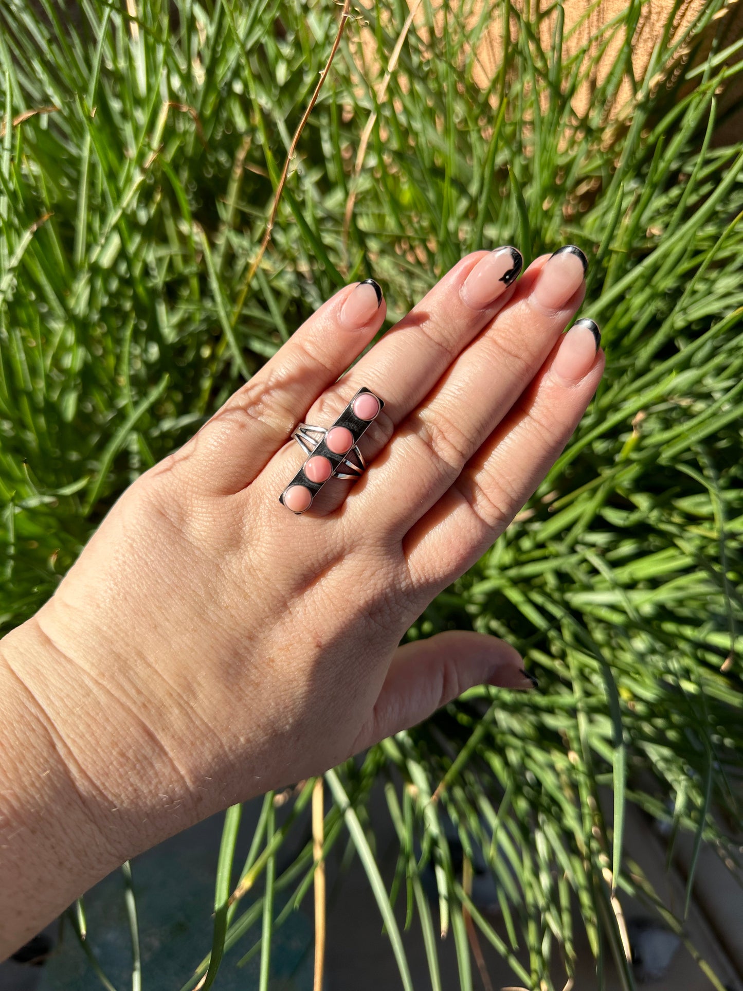 Beautiful Navajo Sterling Silver & Pink Conch 4 Stone Bar Ring